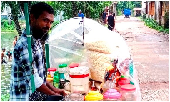 ঝালমুড়ি বিক্রি করে সংসার চালাচ্ছেন কচুয়ার কামাল হোসেন